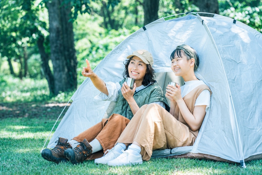 テントでくつろぐ親子